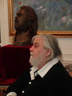 Vangelis with the bronze bust